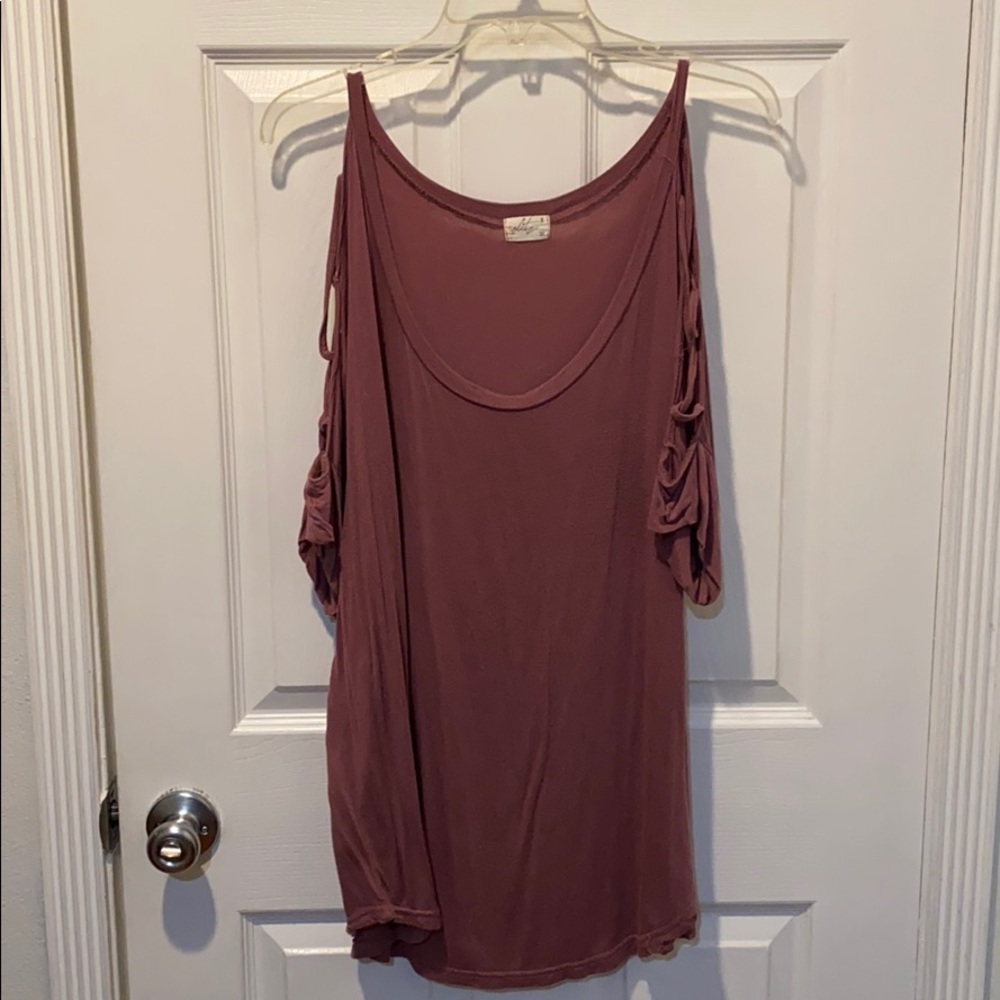 Detailed shoulder top